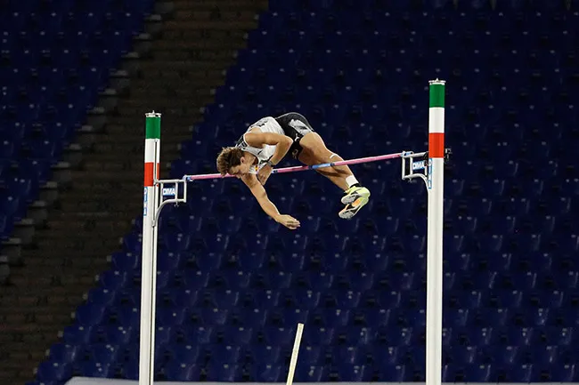 Duplantis, en el momento del salto