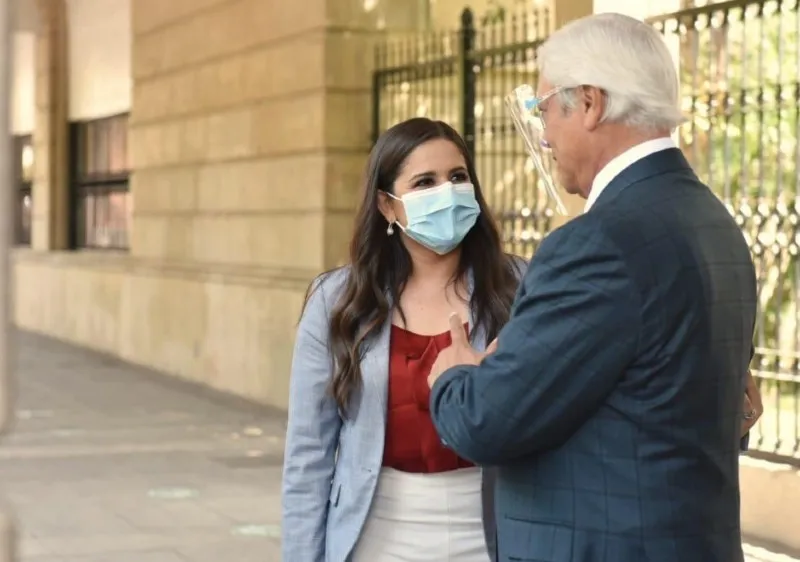 TWITTER@CELIDALOPEZC López charlando con Jaime Bonilla, gobernador de Baja California
