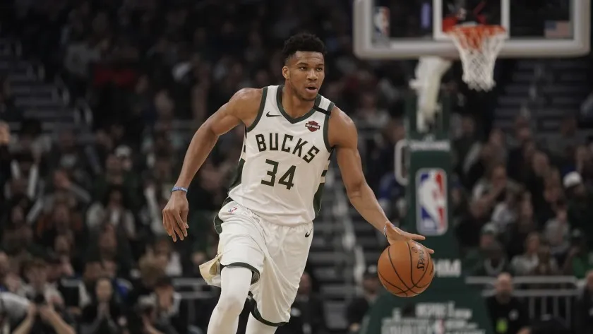 Giannis Antetokounmpo en acción con Bucks