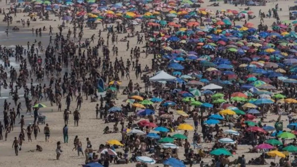 EFE Las playas de Brasil han lucido saturadas