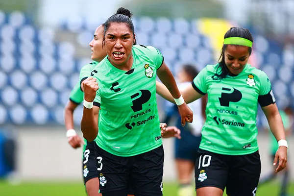 Estela Gómez tras el gol de Santos