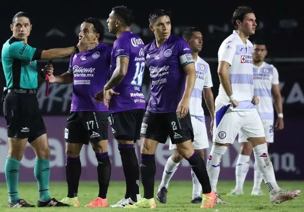 IMAGO7 Jugadores de Mazatlán reclaman a Óscar Macías