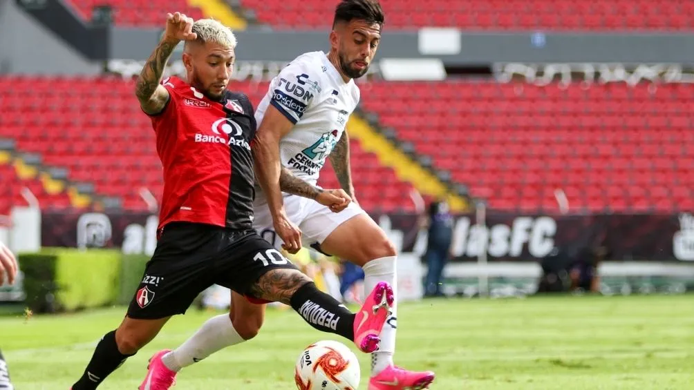 IMAGO7 Luciano Acosta se fue expulsado en la segunda mitad