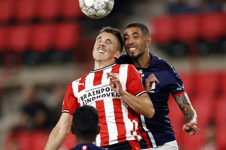 Thomas peleando por un balón