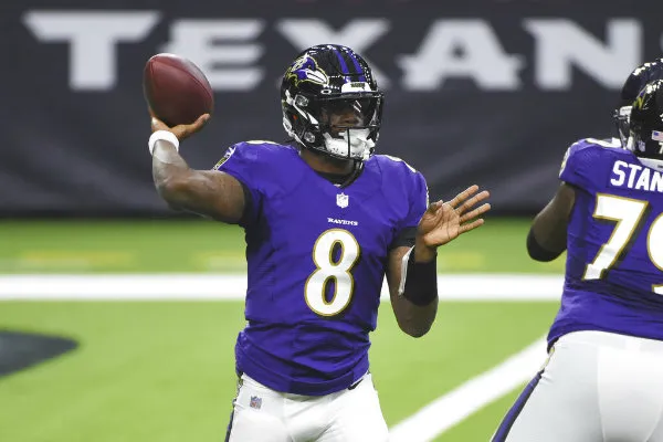 AP Lamar Jackson en acción con Ravens