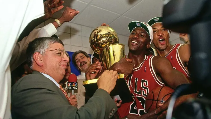 AP Jordan con uno de sus títulos con los Bulls