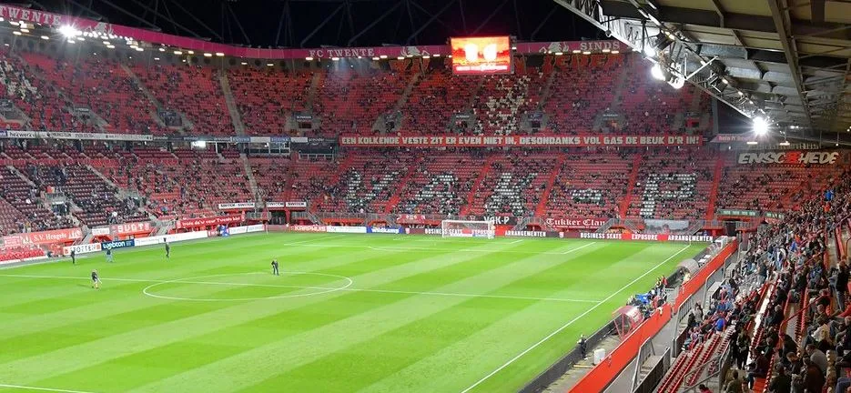 Afición del Twente en su inmueble