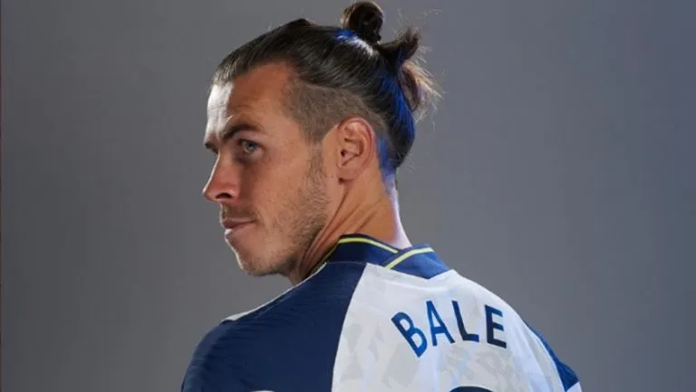 TWITTER@SPURSOFFICIAL Bale posa con la nueva playera del Tottenham