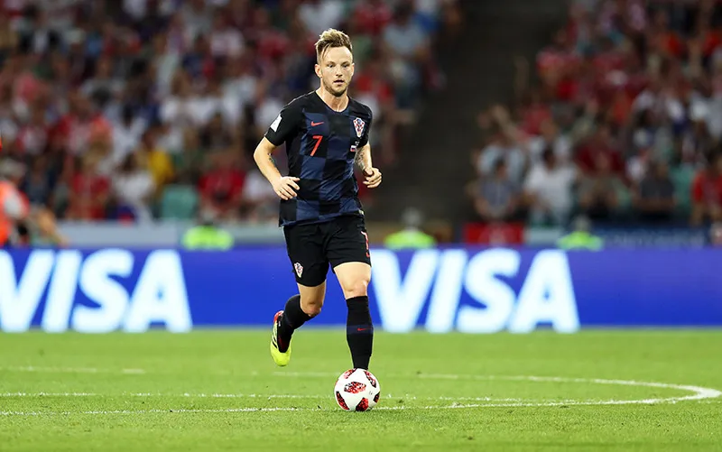 Rakitic controla el balón en un duelo con Croacia
