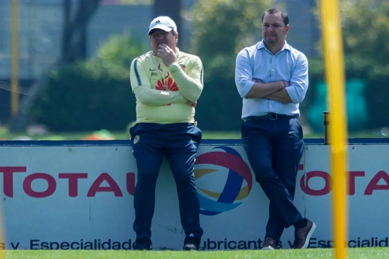 El Piojo y el presidente deportivo de las Águilas durante una práctica