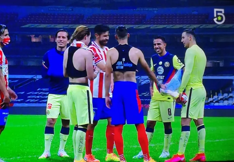 Jugadores de América y Chivas tras Clásico Nacional