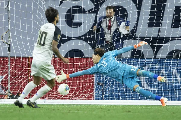 Ruiz anotando a Guillermo Ochoa