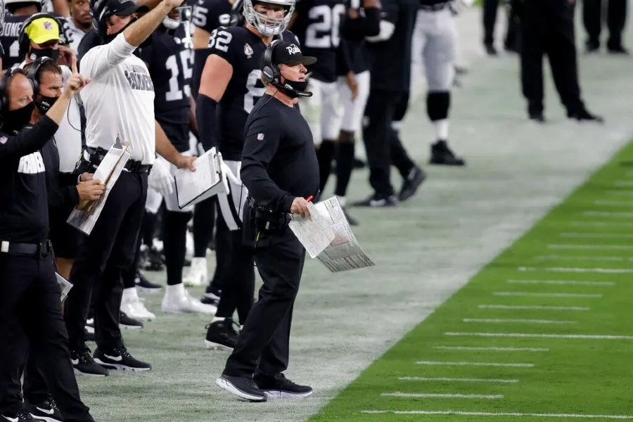 Jon Gruden durante un partido de Raiders sin cubrebocas