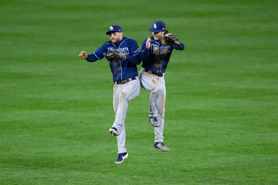 AP Kiermaier y Phillips celebran con los Rays