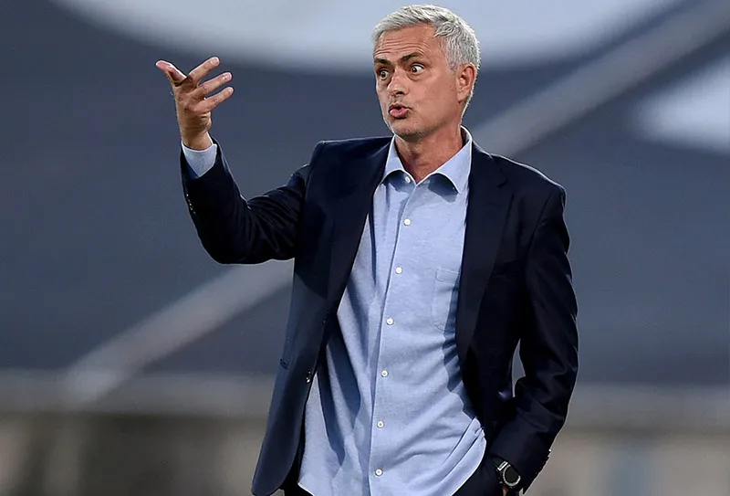 FACEBOOK @TOTTENHAMHOTSPUR Mourinho da indicaciones a sus jugadores
