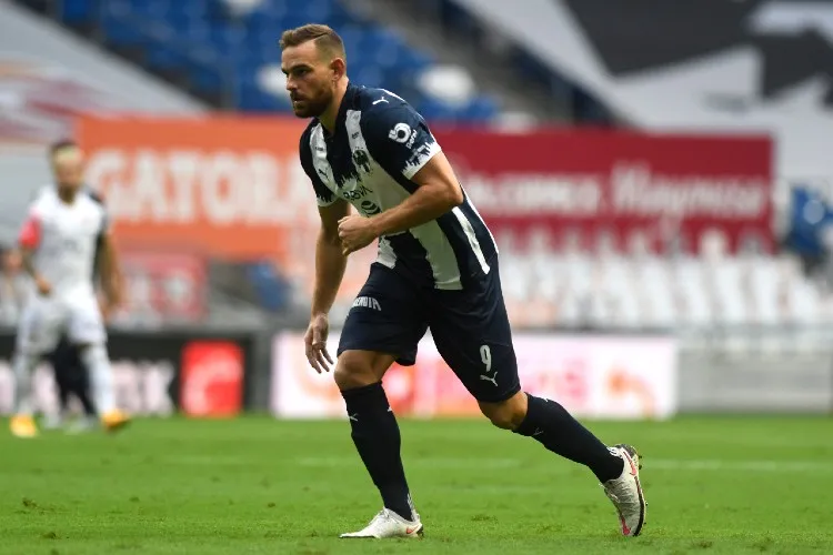 Janssen ejecutando un penal con Monterrey