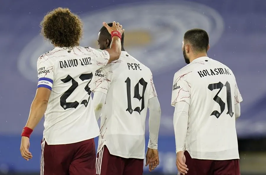 Jugadores de los Gunners celebran un gol