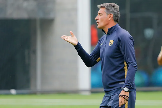 Míchel, en un entrenamiento de Pumas