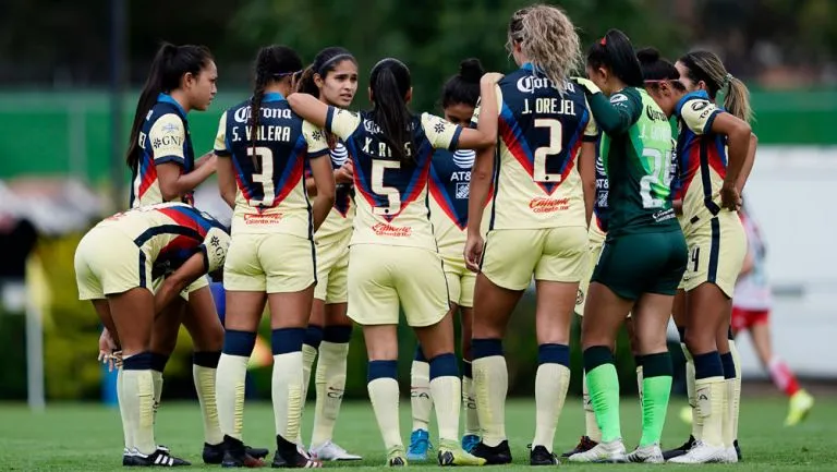 IMAGO7 Jugadoras del América previo a un duelo en la Liga Femenil