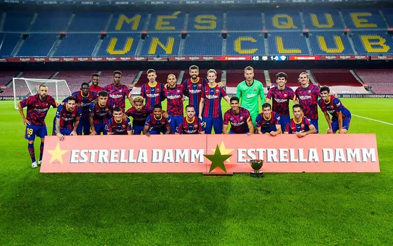 Plantilla del Barcelona posa con el Trofeo Joan Gamper