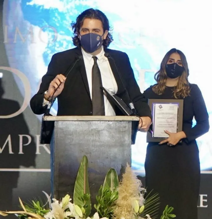 Amaury Vergara en un estrado