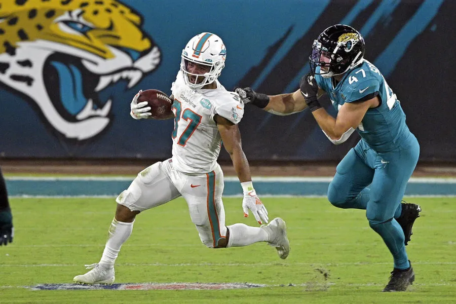 AP Myles Gaskin fue una pesadilla por tierra para la defensa de Jaguars