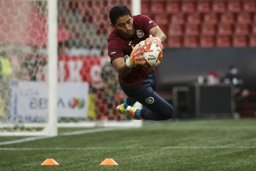 Corona en entrenamiento previo a juego ante Xolos