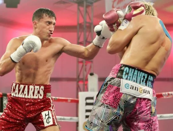 Mario Cázares lanza un impacto a su rival