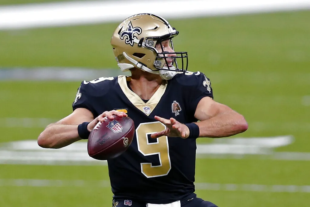 Drew Brees en acción con los Saints
