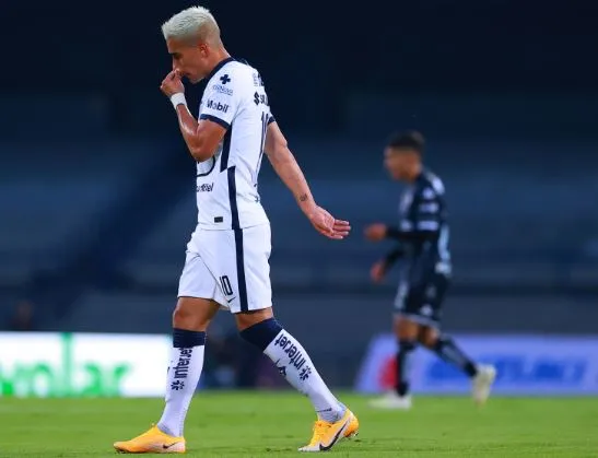 Álvarez abandona el campo tras ser expulsado por el 'Cantante' Guerrero