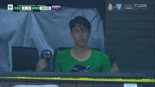 Tapia observa el juego en las tribunas tras llegar al Azteca