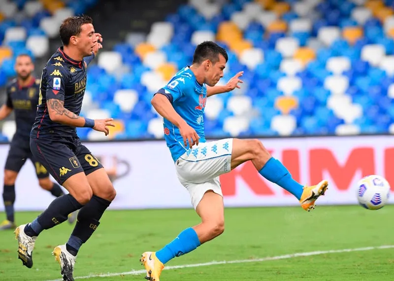 TWITTER @sscnapoli El mexicano empuja el balón para hacer su gol