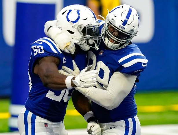 Jugadores de los Colts festejan una jugada