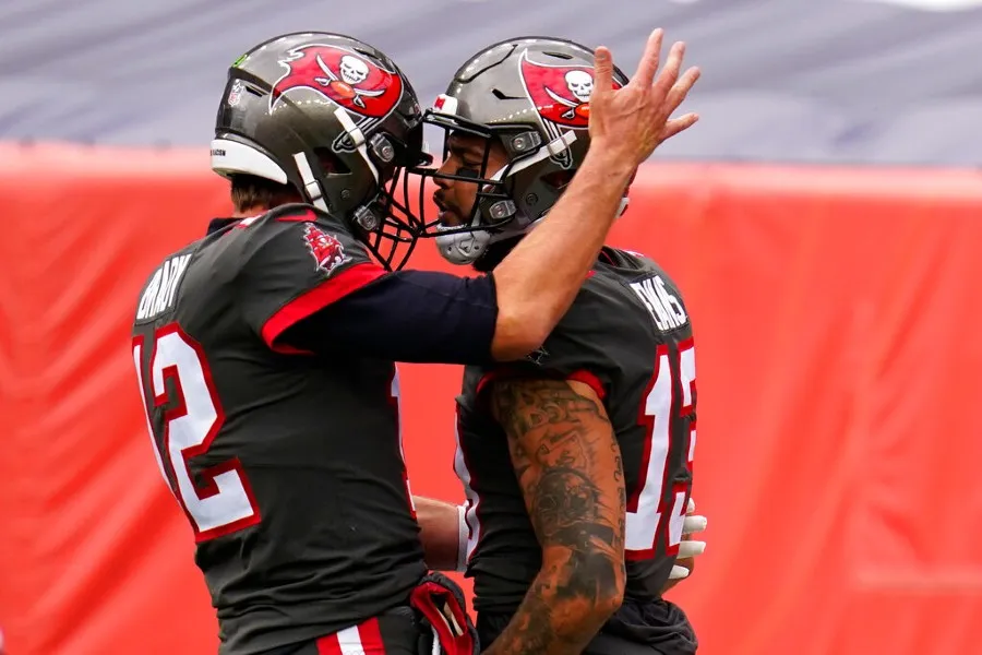 AP Brady celebra TD junto a Mike Evans