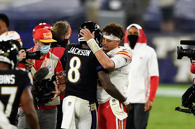AP Mahomes y Jackson se abrazan tras el partido