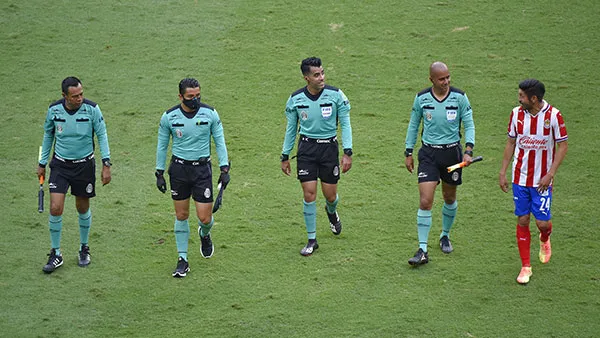 Adonai Escobedo y los árbitros del Chivas vs Mazatlán