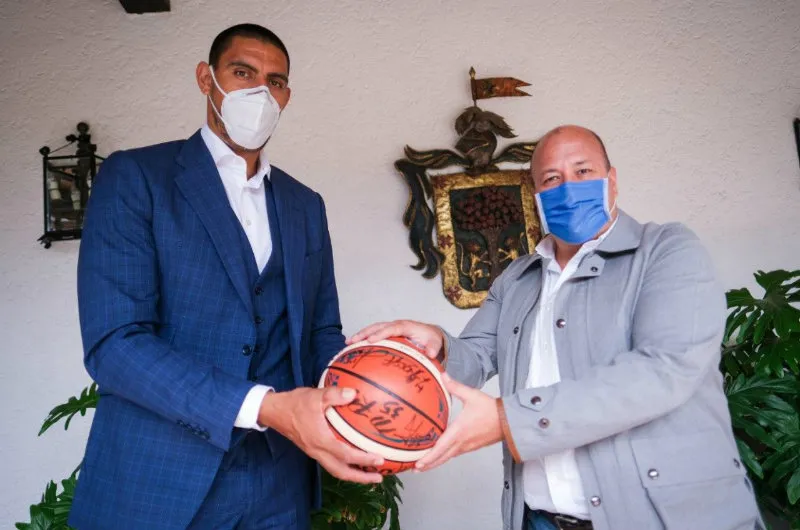 Ayón y Enrique Alfaro en presentación