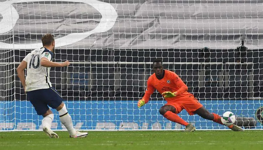 Kane cobrando de buena manera su penalti