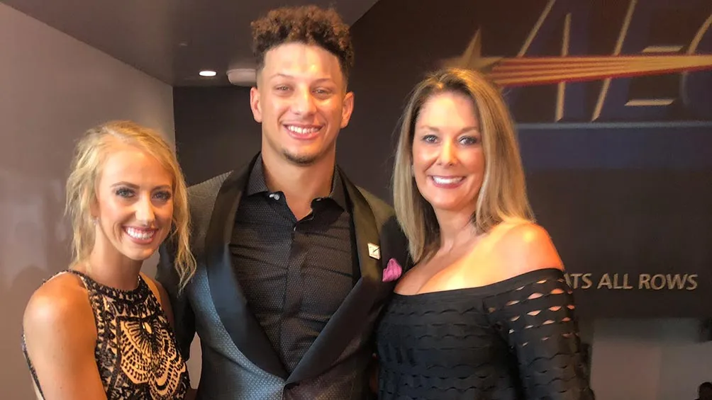 El quarterback con su novia y su mamá