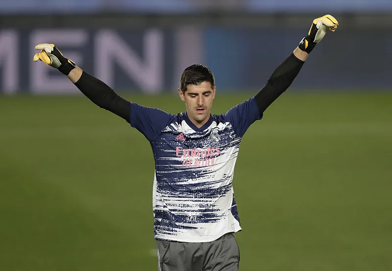 AP Thibaut Courtois calienta previo a un duelo con el Real Madrid