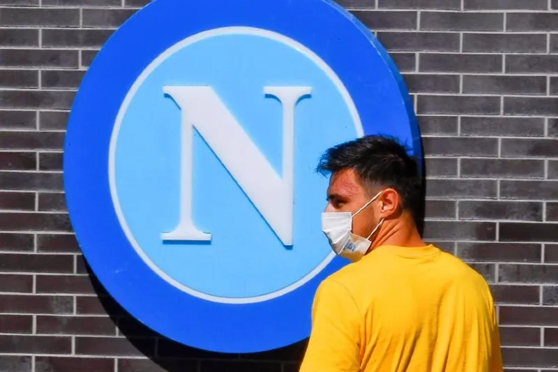 Elmas llegando a un entrenamiento del Napoli