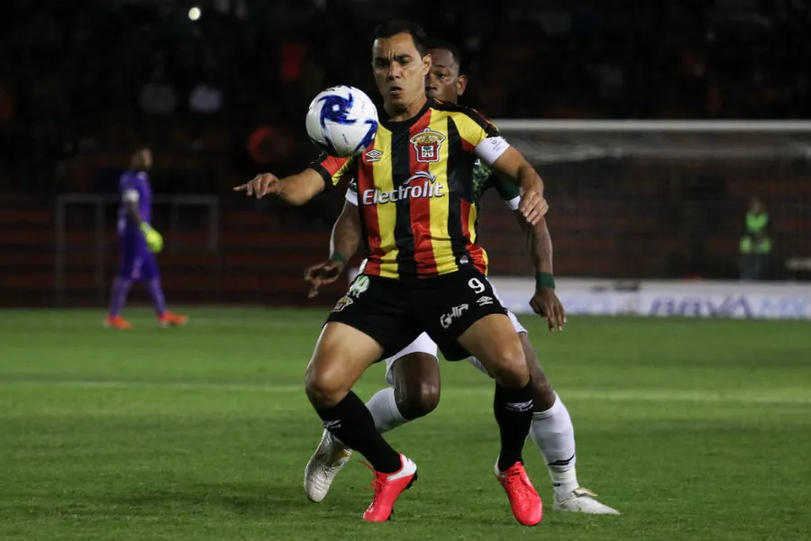 Omar Bravo en su etapa como jugador de la UdeG