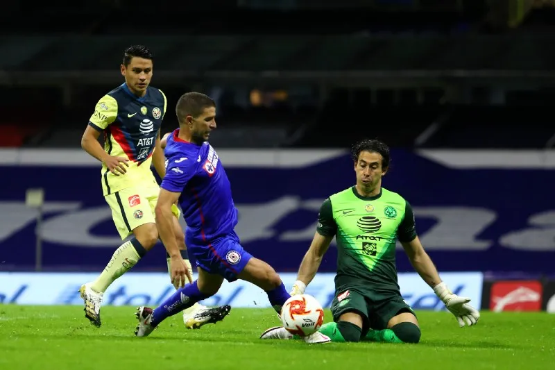 Jiménez atajando tras una llegada de Rodríguez