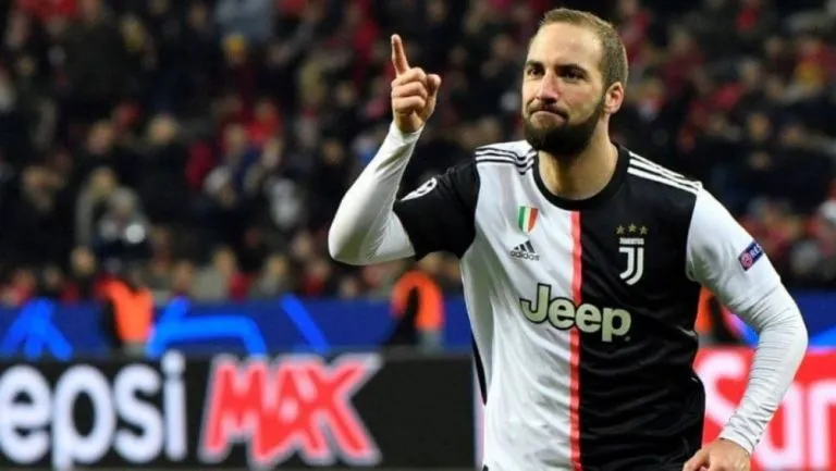Gonzalo Higuaín en partido con la Juventus