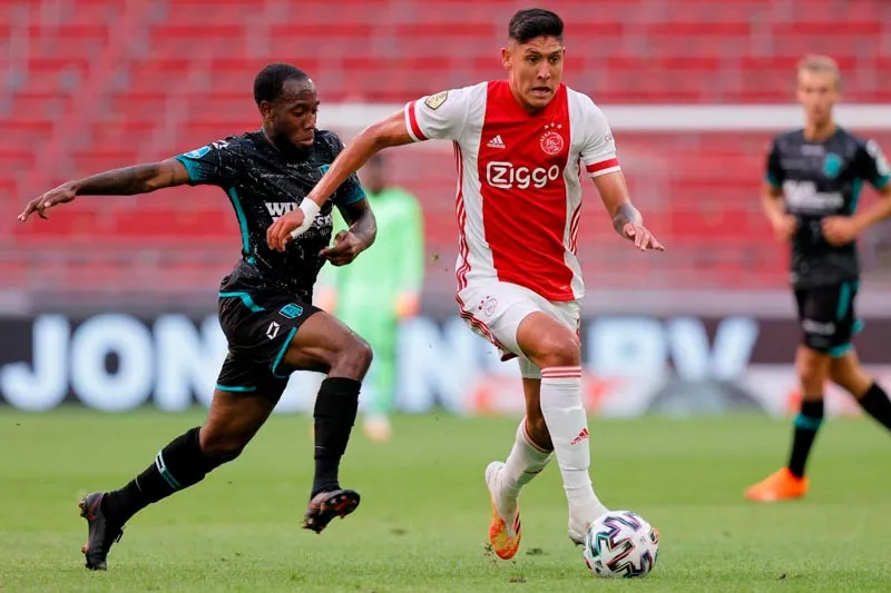 Edson Álvarez en un partido con el Ajax