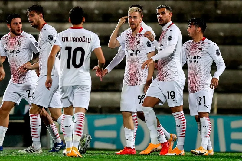 EFE Alexis Saelemaekers celebra su gol con sus compañeros