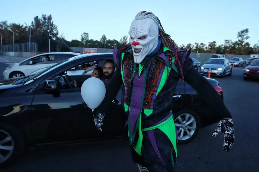 MIGUEL PONTÓN Dave The Clown bajó para saludar a los asistentes a la distancia