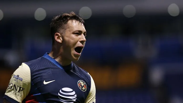 Federico Viñas festeja un gol con América