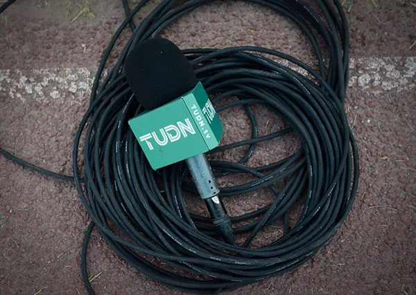 El micrófono de TUDN previo a un partido