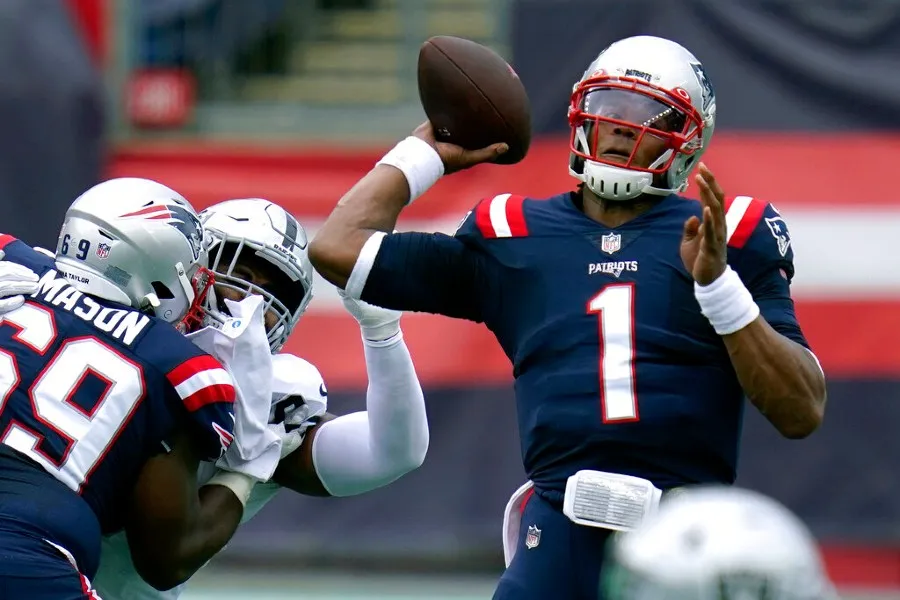 AP Cam Newton durante un partido con los Pats